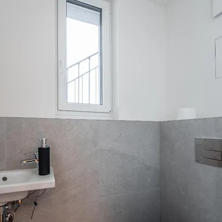 Skyluxe Old Town Penthouse * Kassa