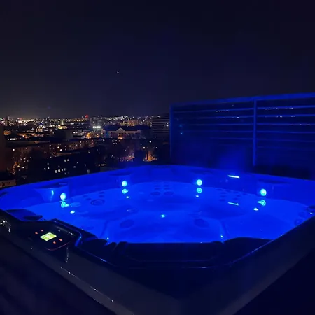 Skyluxe Old Town Penthouse דירה *